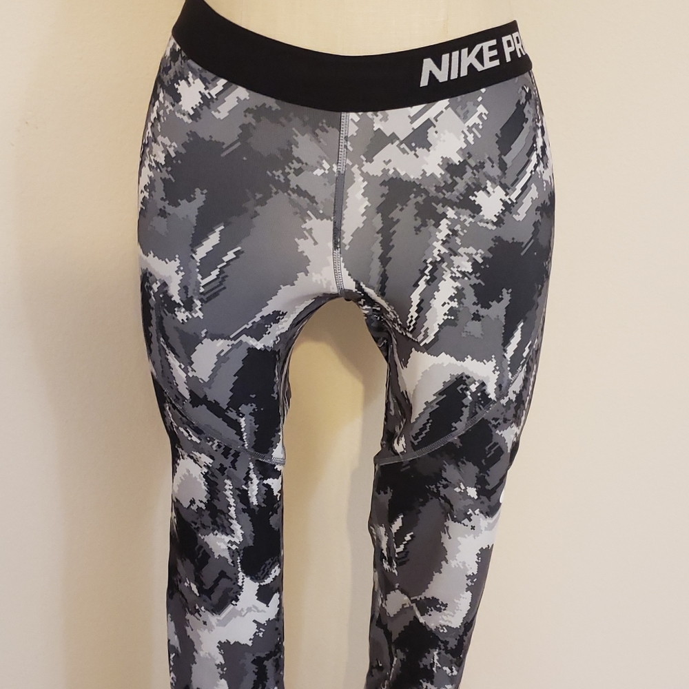 Nike Pro Crop exercise pants